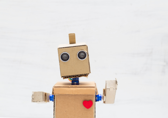 Een robot gemaakt van Karton