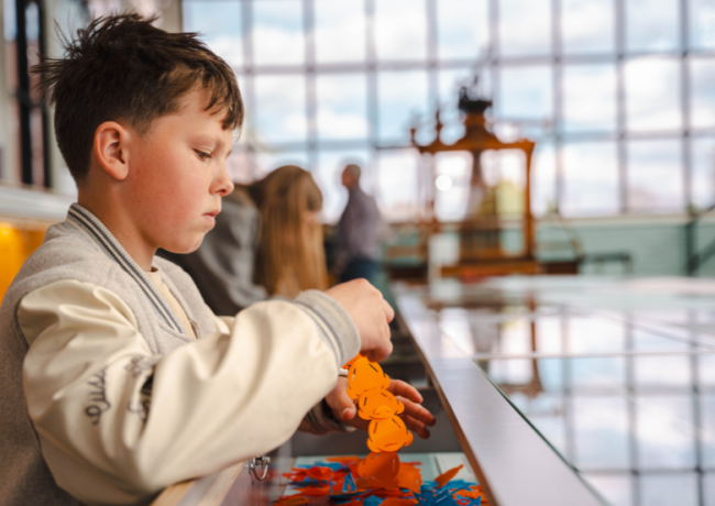 jongen aan het ontdekken in museum